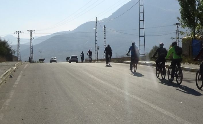 700 kilometre pedal çevirerek 5 bin öğrenciye kitap ulaştırdılar