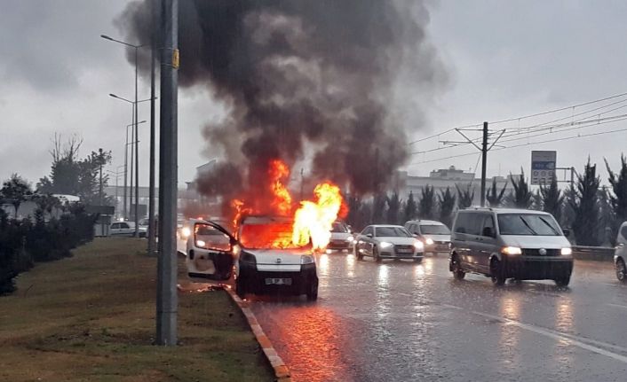 Alev topuna dönen araçtaki patlamalar korkuttu