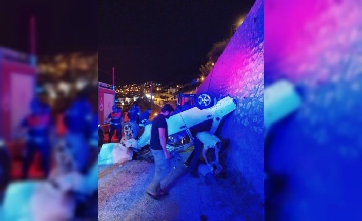 Antalya’da otomobil duvardan uçtu: 4 yaralı