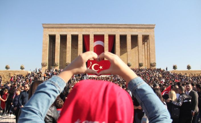 Anıtkabir ziyaretçi akınına uğradı