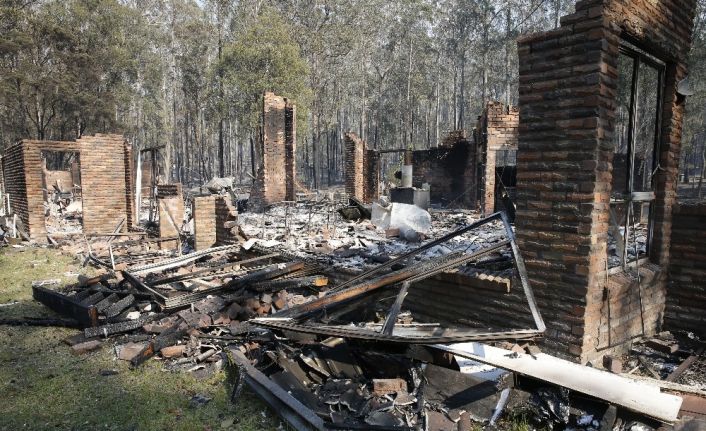 Avustralya’da orman yangını : 2 ölü, 100 ev yıkıldı