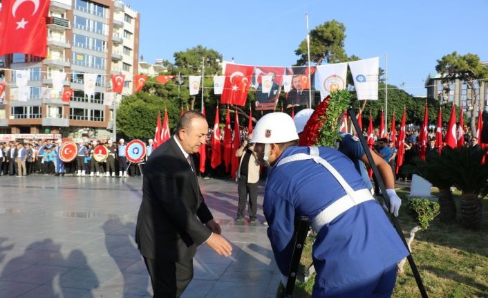 Bakan Çavuşoğlu, Antalya’da Atatürk’ü anma törenine katıldı