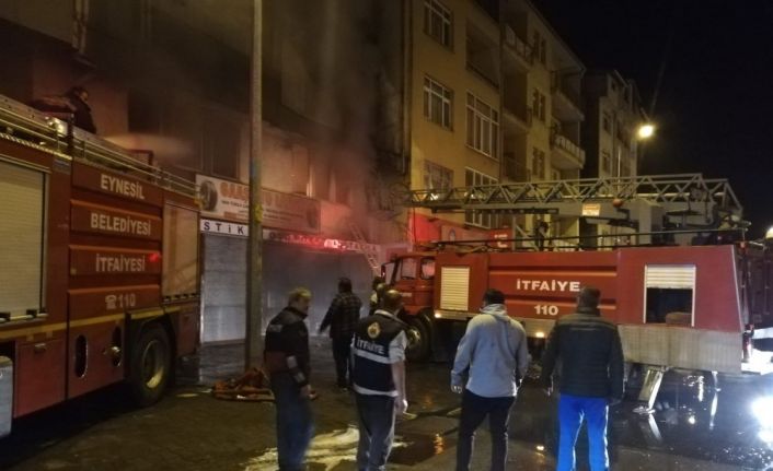 Dükkanı yandı, şoka giren çalışanını teselli etti