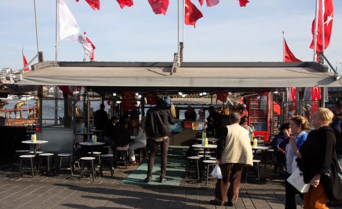 Eminönü’ndeki balıkçı teknelerinde satış devam ediyor