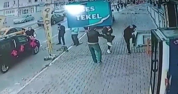 Esenyurt’ta 2 kişinin yaralandığı silahlı saldırı kamerada