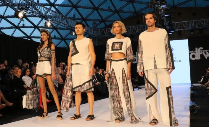 Fashion Week’te ünlü mankenler podyuma çıktı