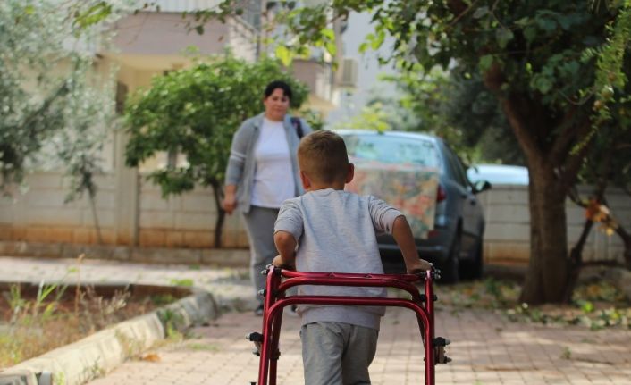 Fedakar anne her ilmeği oğlu için atıyor