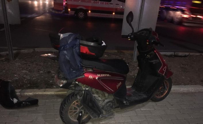 Frenleri tutmayan otomobilin çarptığı moto kuryeyi kaskı korudu