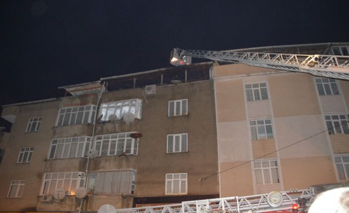 Gaziosmanpaşa’da 4 katlı bir apartmanın en üst dairesinde yangın