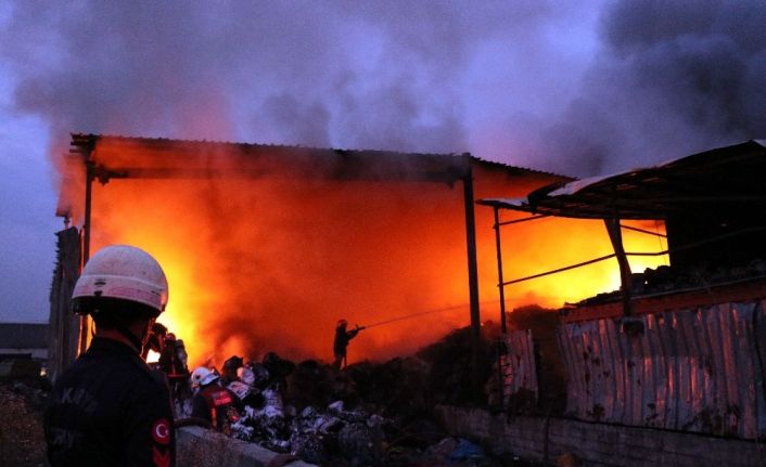 Geri dönüşüm fabrikasındaki yangın 2 buçuk saat sonra kontrol altında