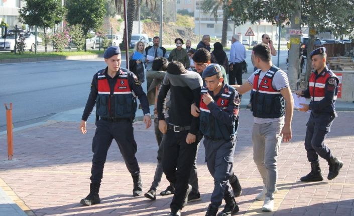 Girdikleri bahçeden 30 bin TL değerinde 10 bin avakado çaldılar