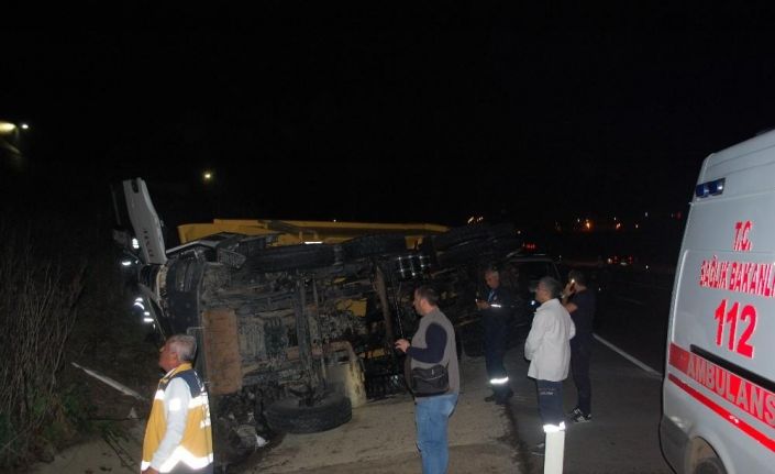 Hafriyat kamyonu su kanalına devrildi: 1 ağır yaralı