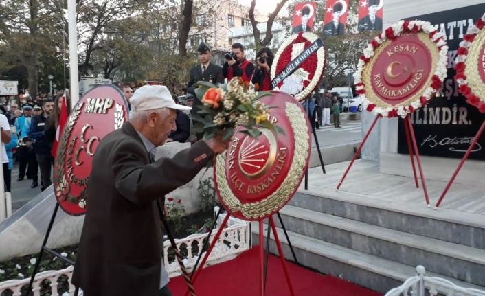 Her törende Ata’sına koşuyor, yetiştirdiği çiçekleri sunuyor