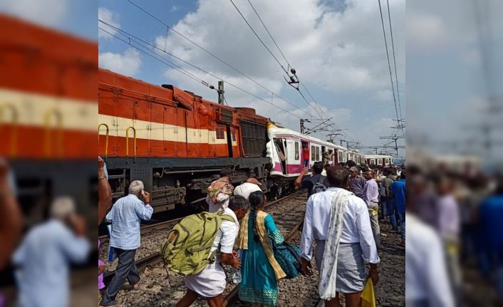 Hindistan’da iki tren çarpıştı: 12 yaralı