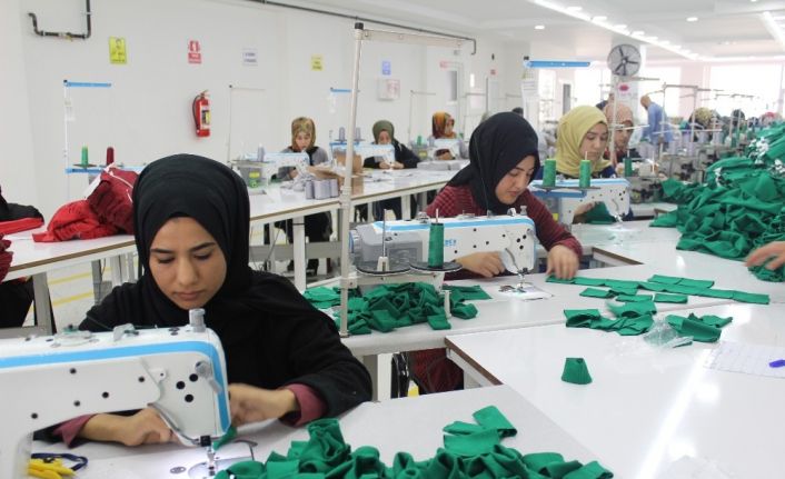 İlçede kurulan tekstil atölyesi kadınlara iş kapısı oldu