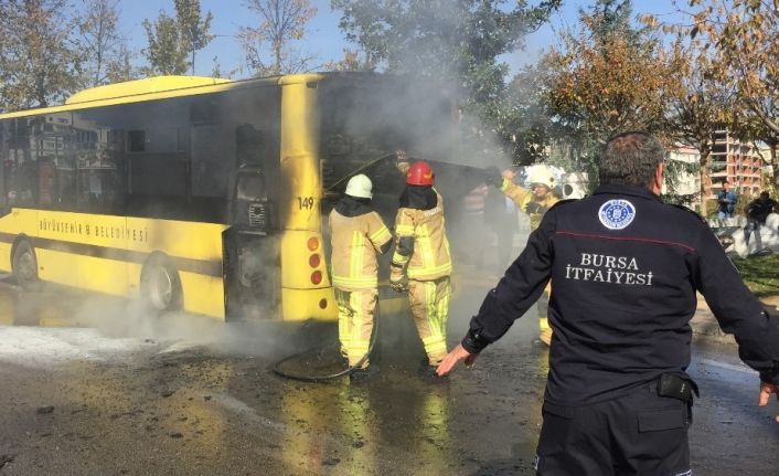 İnsan dolu belediye otobüsü alev aldı, o anlar kameralara yansıdı