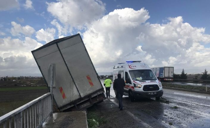 Kontrolden çıkan kamyonet karşı şeride geçti: 1 yaralı