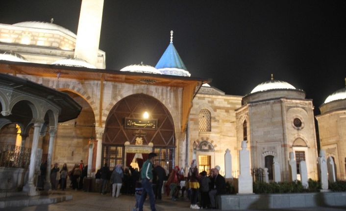 Mevlit Kandili’nde Mevlana Hazretleri Türbesi ve camiler doldu taştı