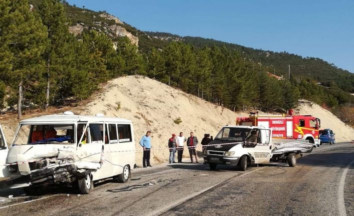 Minibüs ile kamyonet kafa kafaya çarpıştı: 4 yaralı