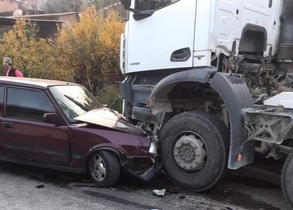 Nazilli’de beton mikseri ile otomobil kafa kafaya çarpıştı; 1 yaralı