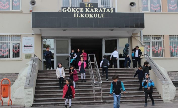 Öğrenciler karnesiz tatili dans ederek karşıladı