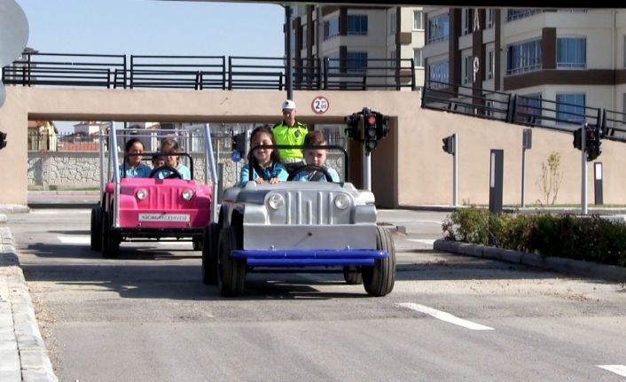 Öğrenciler trafik kurallarını Niğde Belediyesi trafik pistinde öğrenecek