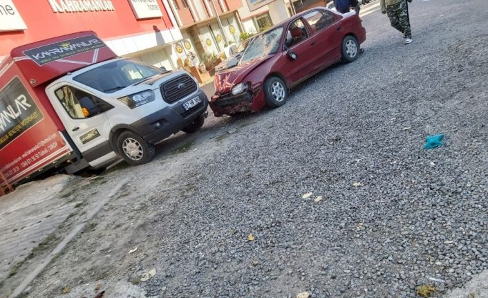 Otomobilin yayalara çarptığı kaza kameralara yansıdı