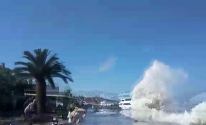 Büyükada’da kıyıya vuran dalgalar nedeniyle vatandaşlar ölümden döndü