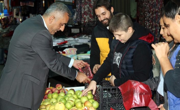 (Özel) Pazar tezgahında ürün satan otizmli bireylerin mutlulukları gözlerinden okundu