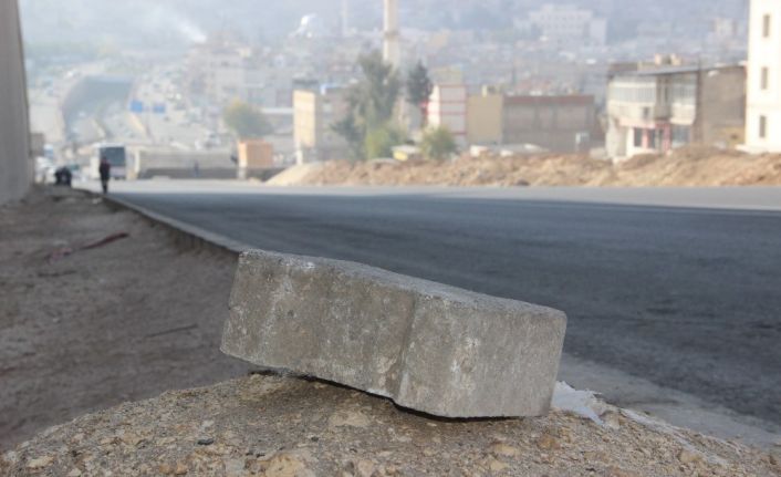 (Özel) Seyir halindeki otomobilin üzerine parke taşı düştü