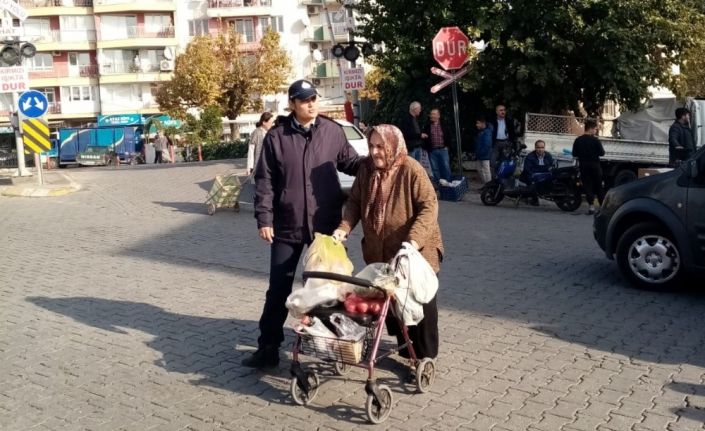 Pazaryerinde yaşlı ve engelliye zabıta yardımı