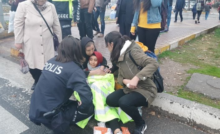 Polis memuru yerde yatan yaralıyı montuyla ısıttı