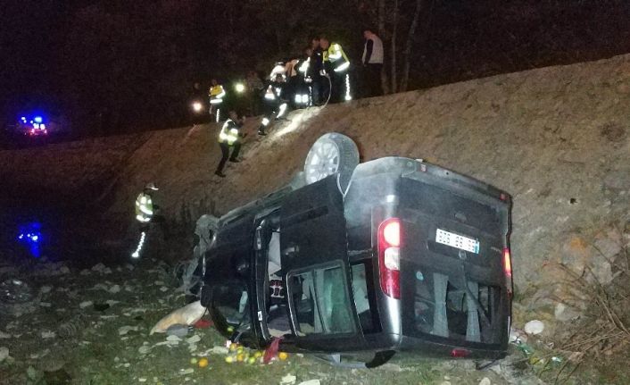 Samsun’da sürücüsü rahatsızlanan kamyonet uçurumdan yuvarlandı: 2 yaralı