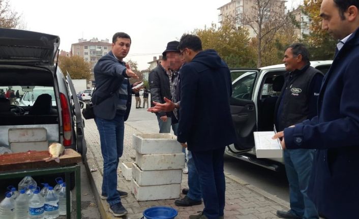 Satıcının el konulmak istenen balıklarını vermeme mücadelesi kamerada