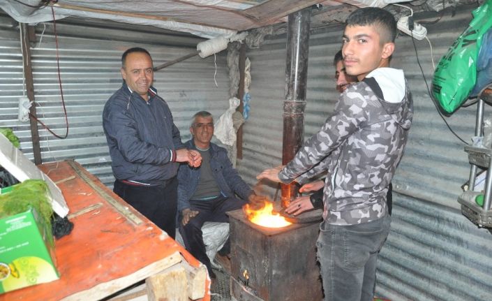 Soğuk havaya karşı soba yakarak müşteri bekliyorlar