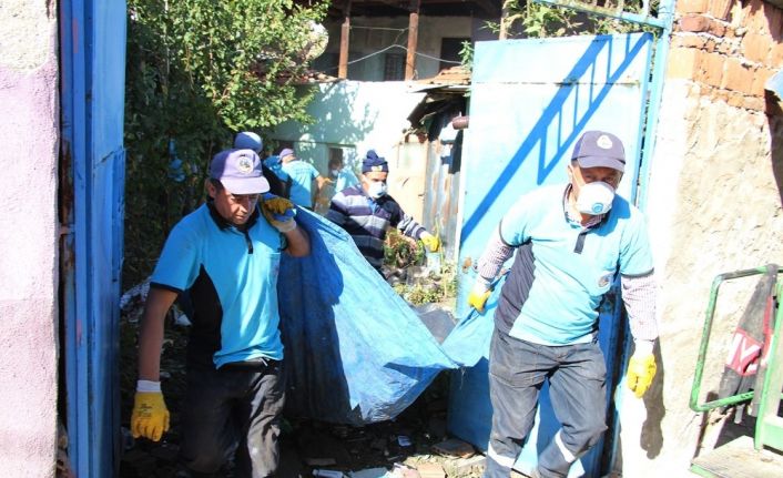 Son iki yılda aynı evden 37 kamyon çöp temizlendi