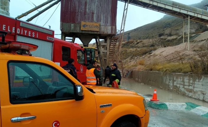 Taş kırma makinesine düşen işçi öldü