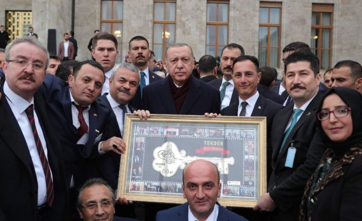 TEKDER’den Cumhurbaşkanı Erdoğan’a altın anahtar işlemeli tablo