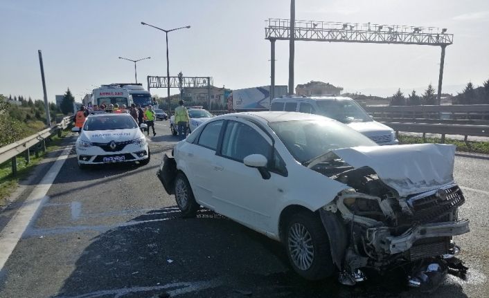 TEM Otoyolu’ndaki kazada otomobil hurdaya döndü: 1’i ağır 3 yaralı