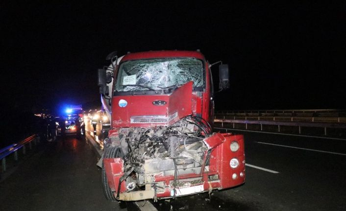 TEM’de, tıra arkadan çarpan tanker hurdaya döndü: 1 yaralı