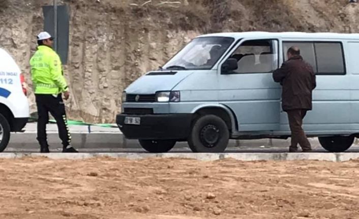 Trafik otosu yolda kalan aracı tamirciye kadar çekti