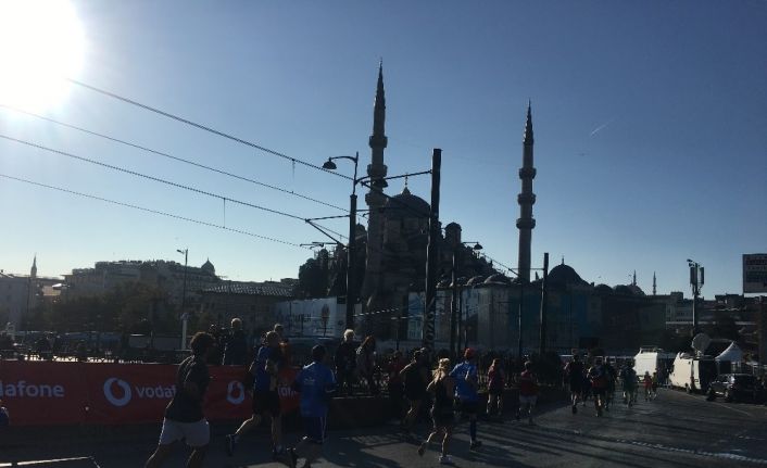 Vodafone 41. İstanbul Maratonu’na katılan sporcular, tarihi yarımadadan geçti