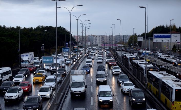 Yağmur sonrası metrobüslerde yoğunluk oluştu