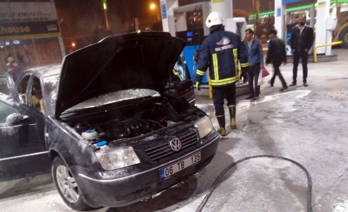 Yakıt aldıktan sonra LPG tüpü patlayan araç alev alev yandı