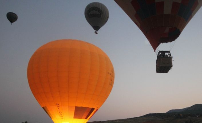 Yaklaşık 154 bin kişi beyaz cennetin üzerinde balon uçuşu yaptı