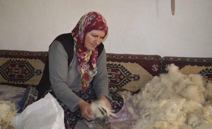 Yok olmaya yüz tutmuş yün eğirme geleneğini sürdürüyor