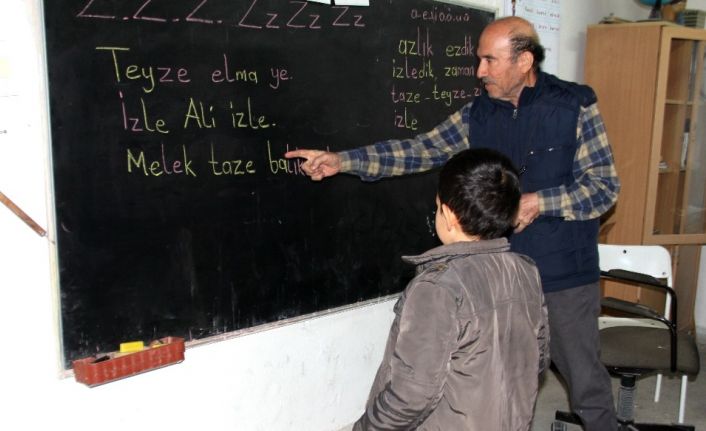 33 Yıl öğretmenlik yaptığı köy okuluna duygusal veda