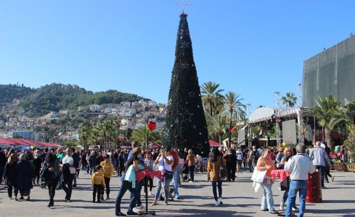 Alanya’da kurulan Noel Pazarı’na yoğun ilgi