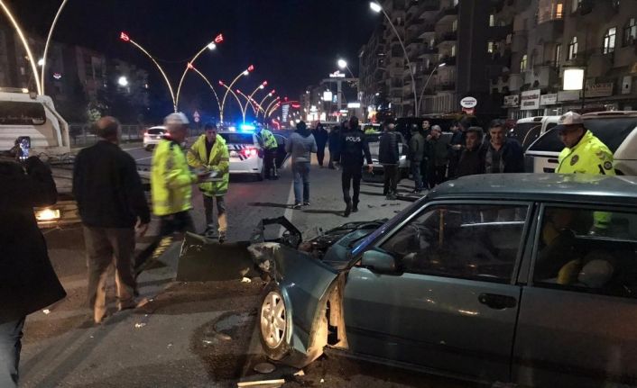 Alkollü sürücü park halindeki 5 araca çarptı: 1 yaralı