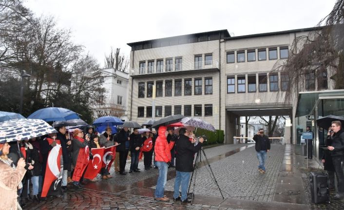 Alman kanalının skandal Atatürk yayını Hamburg’da protesto edildi